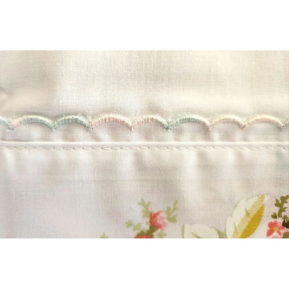 A Pair Of Vintage Cotton Queen Sz. Pillowcases Roses Cottagecore Farmhouse #04